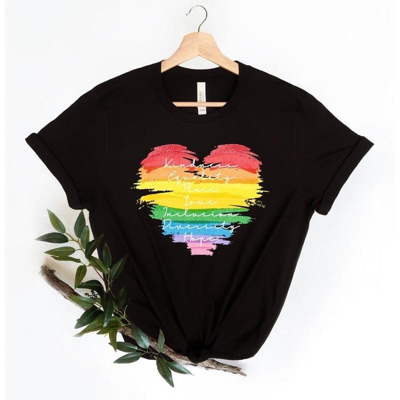Chic and Purposeful Tee: Combine Fashion with Meaning - spread Positive Ideals with This Heart - motif T
