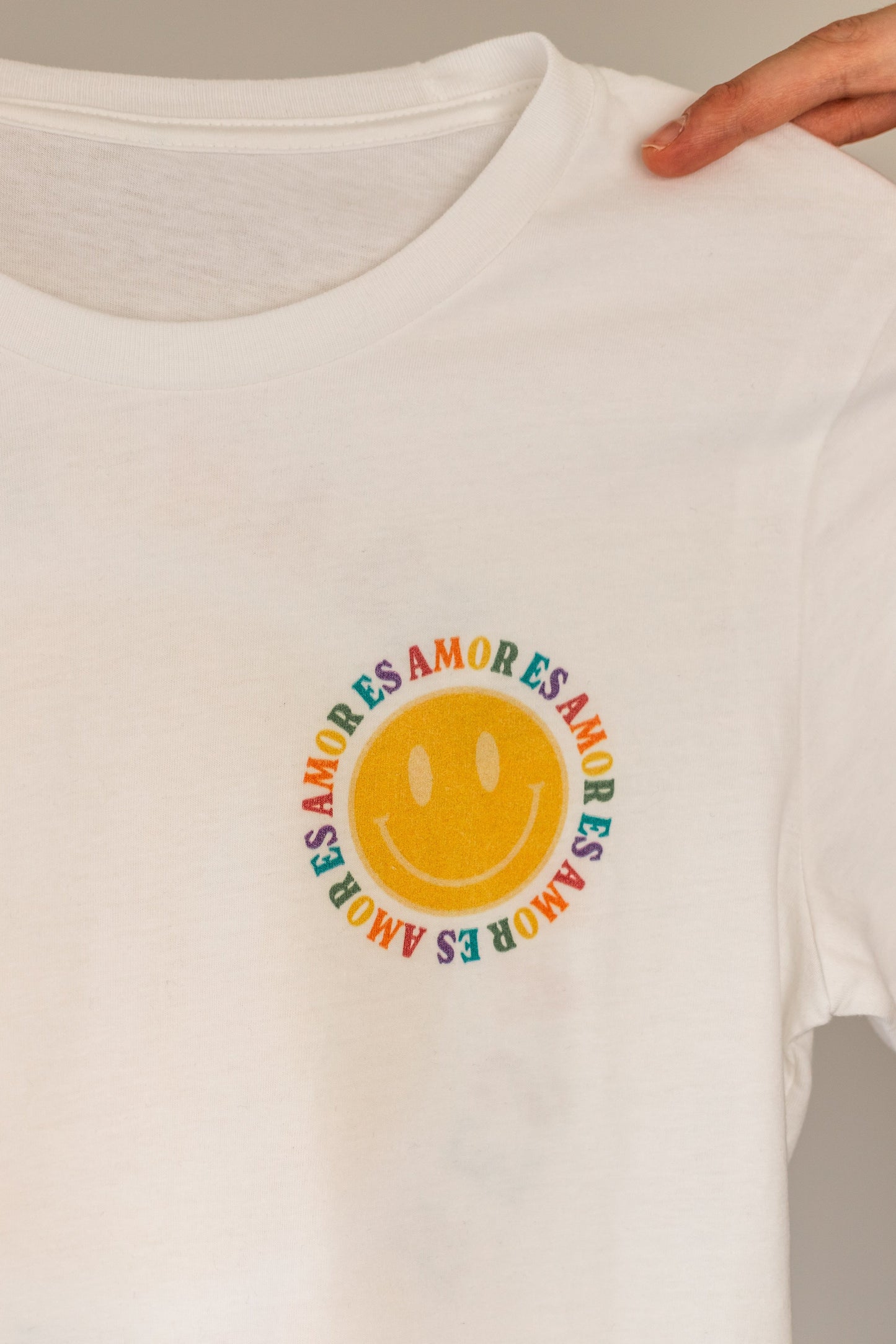 Amor es Amor Smiley Face Unisex T-Shirt