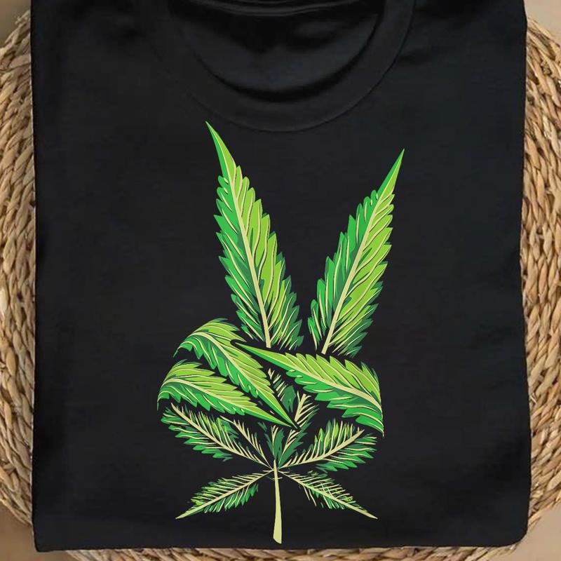 Peace Leaf Graphic Tee, Chill Grunge-Inspired Shirt, Relaxed Vibes Top for Free Spirits, Casual Gift for Him & Her,...