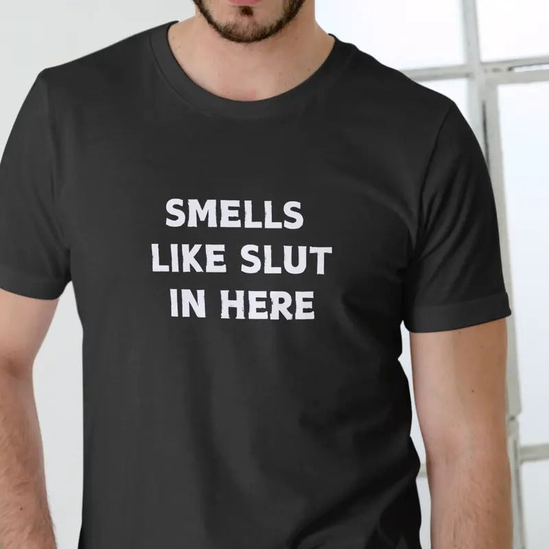 SMELLS IN HERE T-Shirt - Casual Crewneck Short Sleeve Tee with Text Print in Black Hoodie, Sweatshirt | UrbanDripWear.com