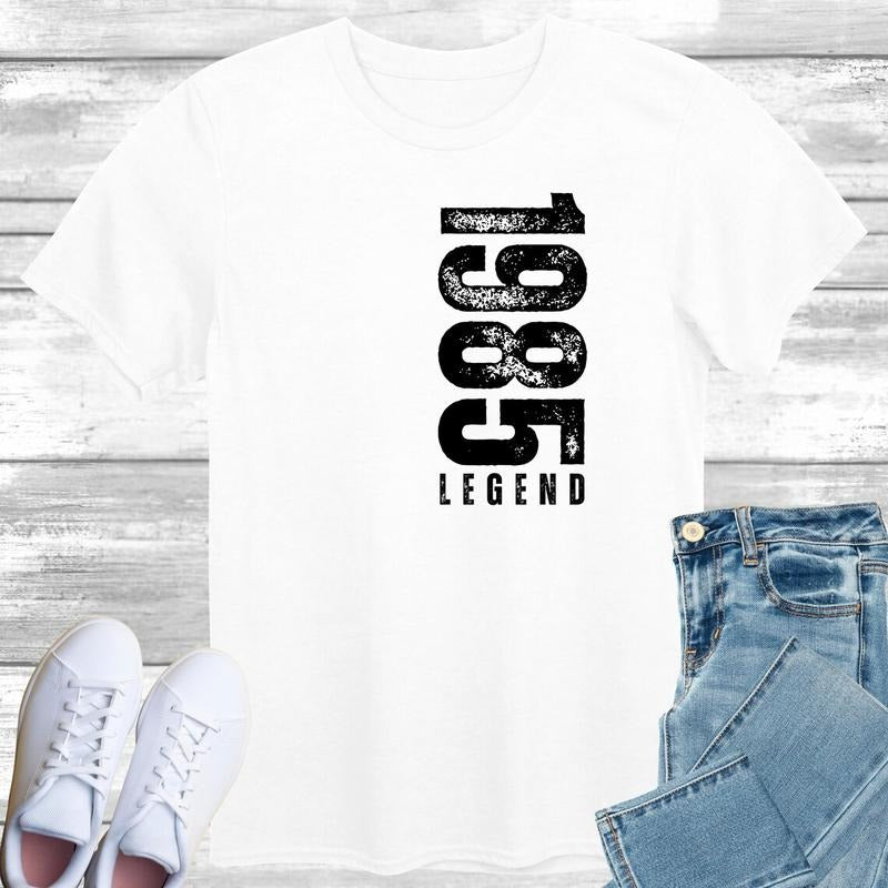 T - Shirt Celebrating the Iconic Year 1985, Emblazoned with "LEGEND" - A Nostalgic Tribute for the Retro