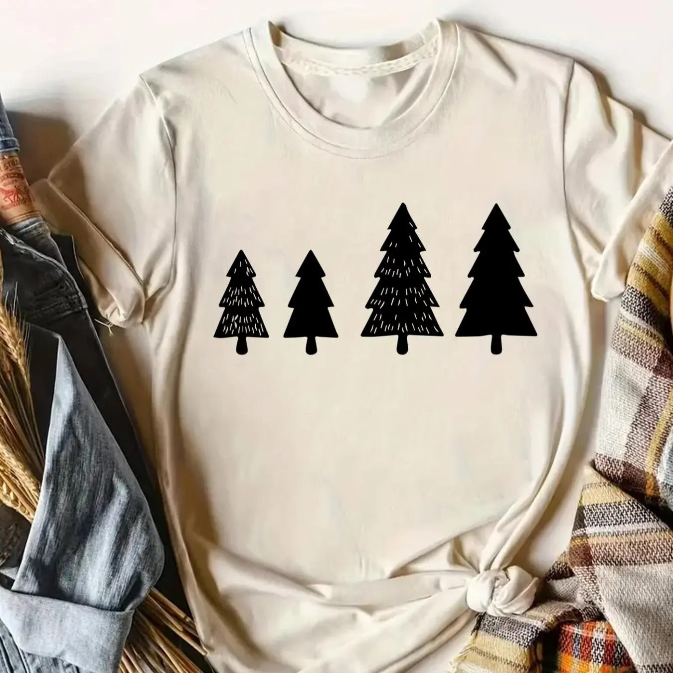 Women's Christmas Tree Print Round Neck Tee, Casual Short Sleeve Crew Neck T-Shirt for Summer, Fashion Women's Top for...