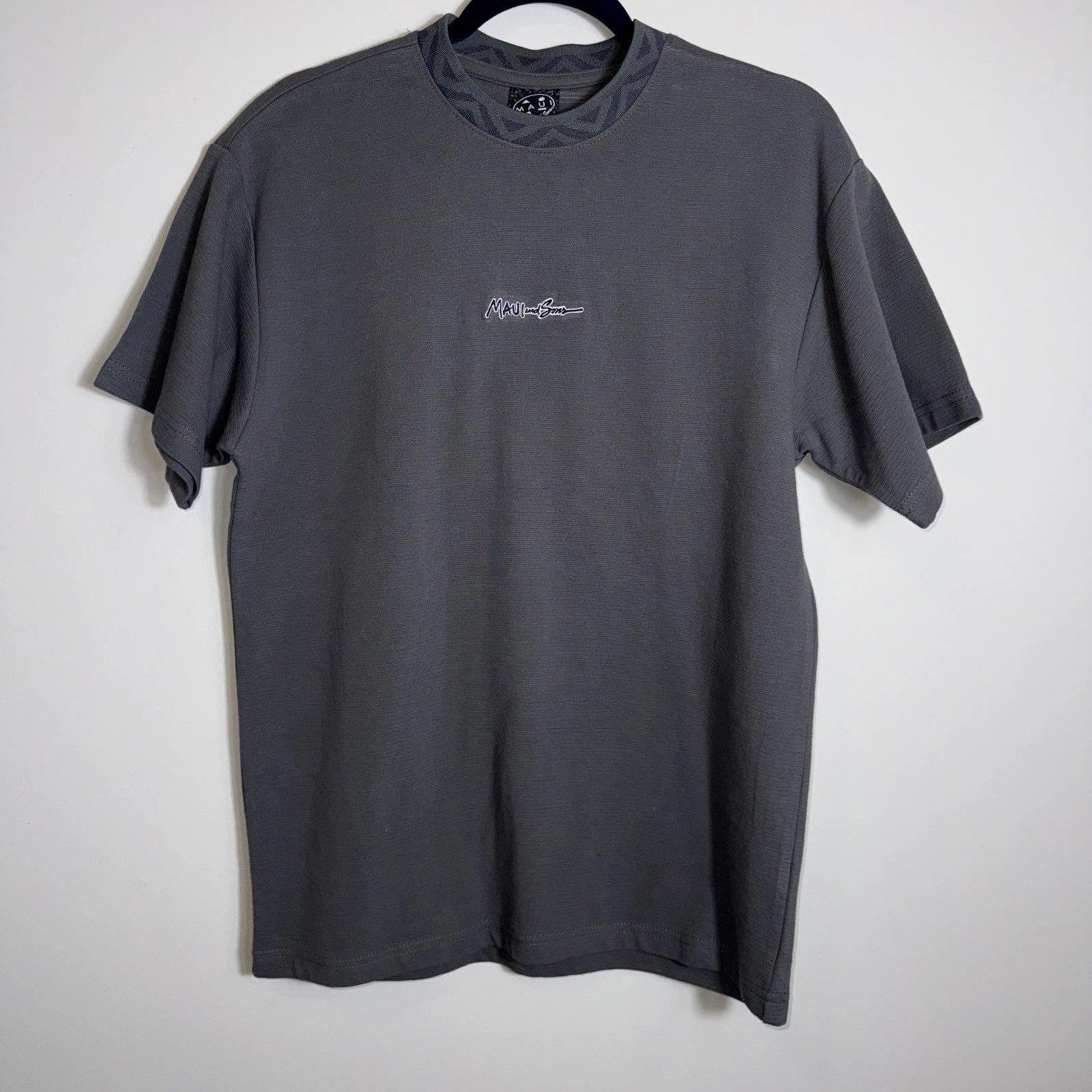 Maui and Sons T Shirt Mens Size M Grey Tribal Collar Surf Beach Vacation