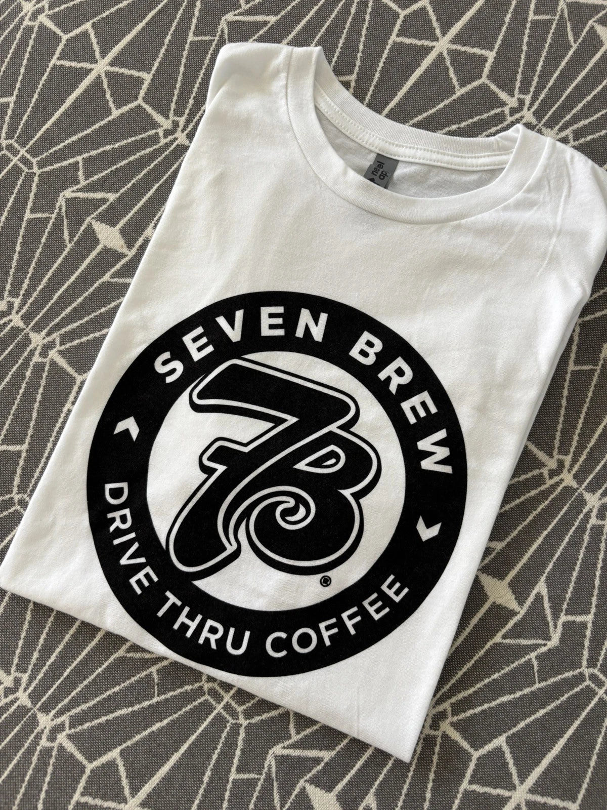 7Brew Drive Thru Coffee Adult White Logo T-Shirt Size Large Seven Brew Swag