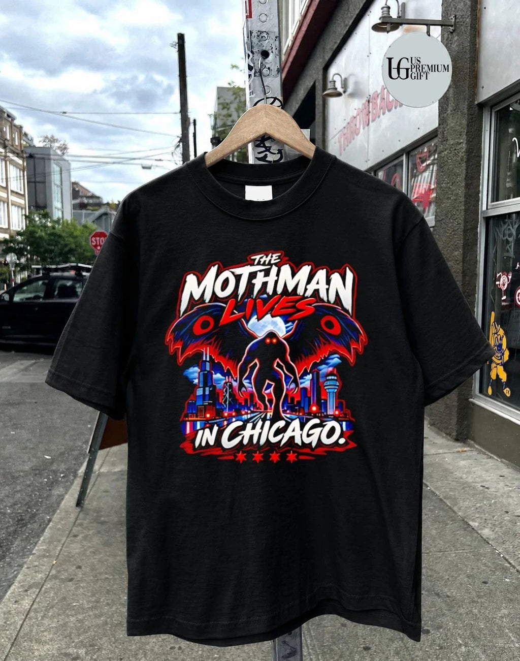 The Mothman lives in Chicago shirt